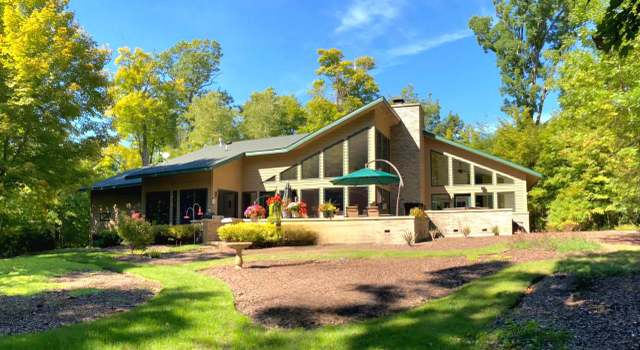 Photo of W3303 W Lake Forest Ln, Lake Geneva, WI 53147