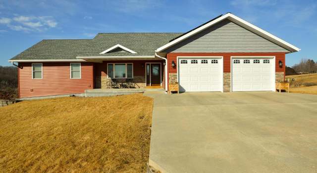 Photo of 304 Diamond Oaks Dr, Dodgeville, WI 53533