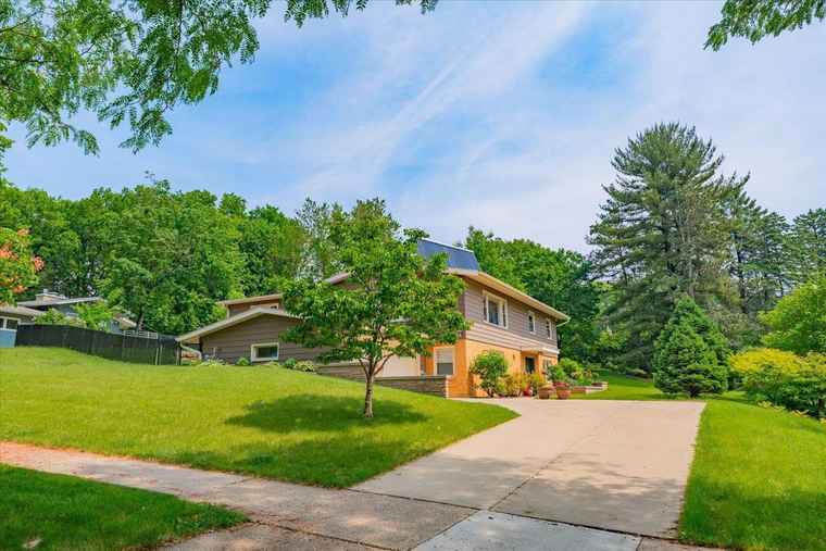 Photo of 5029 Lacrosse Ln Madison, WI 53705