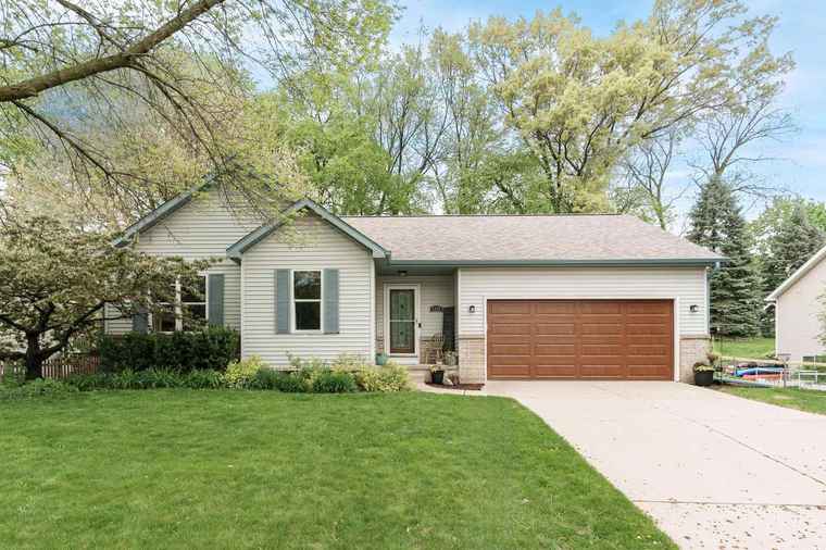 Photo of 5150 Oak Valley Dr Madison, WI 53704