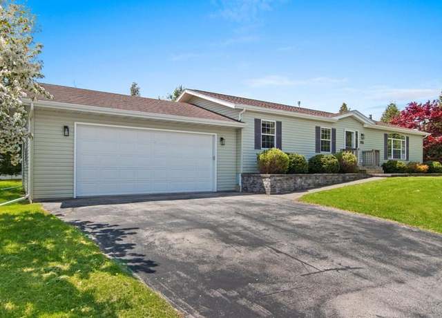 Property at 933 Alabama Ct, Sturgeon Bay, WI 54235, 3 beds, 2.5 baths