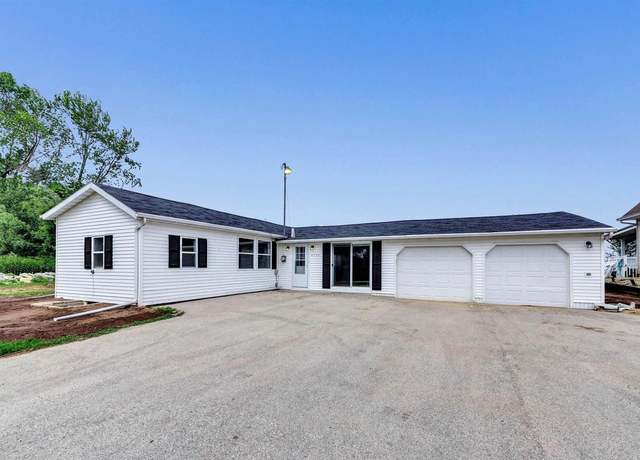 Property at 6132 N Bayshore Rd, Oconto, WI 54153, 2 beds, 1 bath