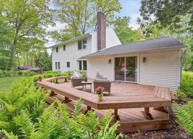 Property at 295 Seminole Ln, Green Bay, WI 54313, 4 beds, 2.5 baths