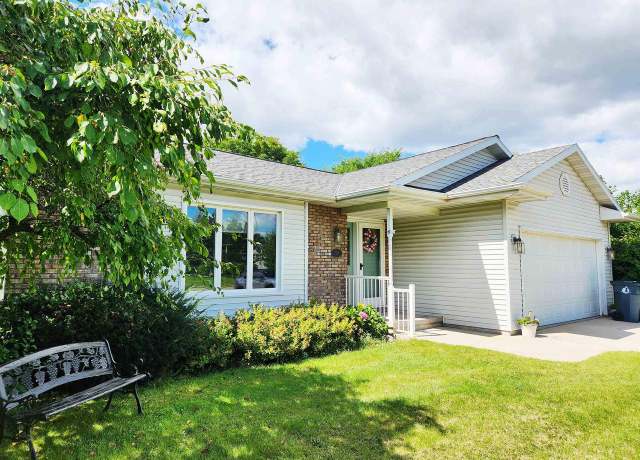 Property at 114 University Dr, Fond Du Lac, WI 54935, 3 beds, 2 baths