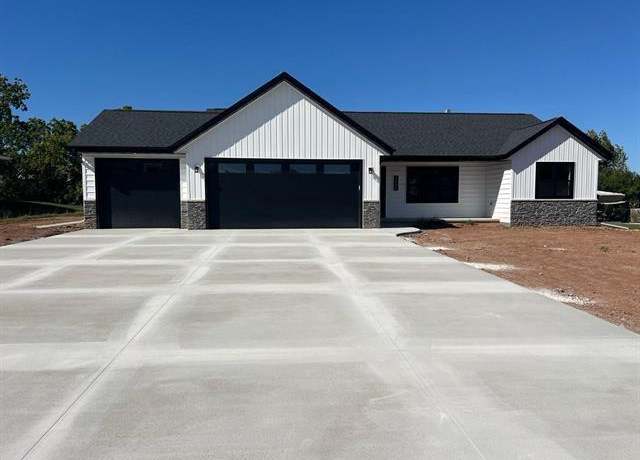 Property at 305 Greenbrier Dr, Hortonville, WI 54944, 4 beds, 3 baths