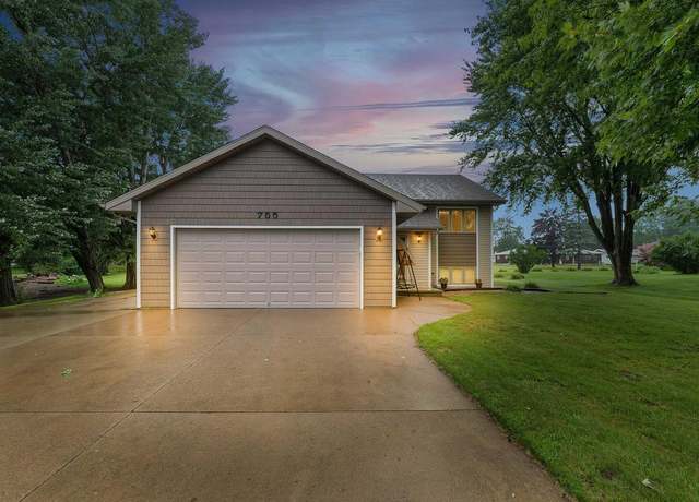Property at 755 S Oakwood Rd, Oshkosh, WI 54904, 3 beds, 2 baths