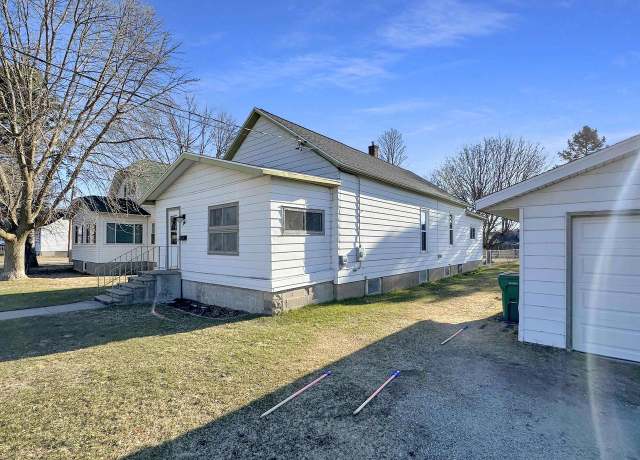 Property at 906 Madison Ave, Marinette, WI 54143, 2 beds, 1 bath
