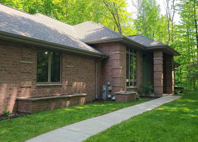 Property at 5955 Wood Brook Cir, Little Suamico, WI 54141, 4 beds, 3 baths