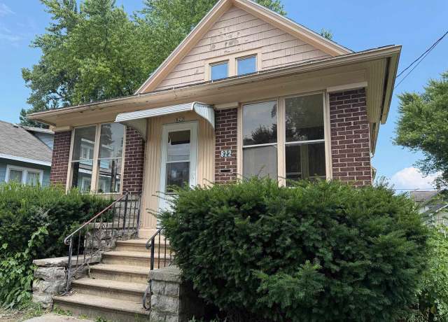 Property at 822 Oak St, Oshkosh, WI 54901, 2 beds, 1 bath