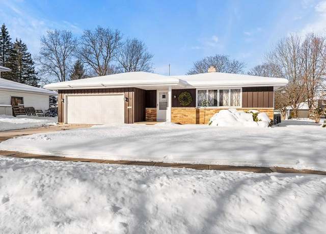 Property at 2313 S Clover Ln, Appleton, WI 54915, 3 beds, 2 baths