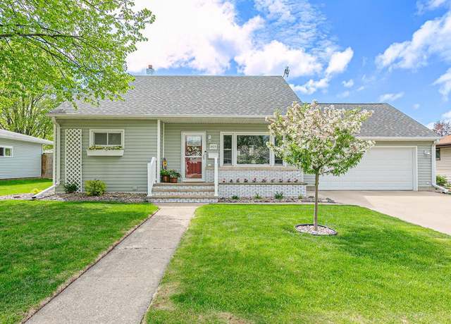 Property at 1405 Glenview Ave, Kaukauna, WI 54130, 5 beds, 3.5 baths