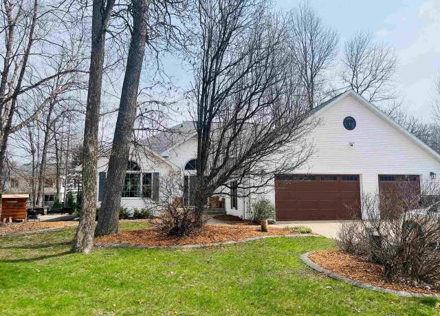 Property at 714 Sunset Ct, Waupaca, WI 54981, 4 beds, 3 baths