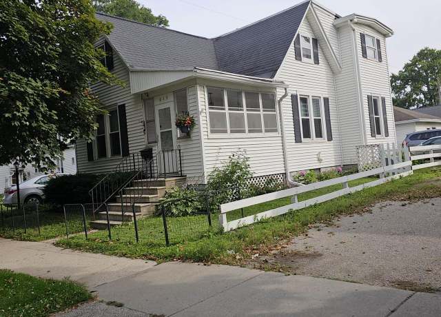 Property at 615 Kellogg St, Green Bay, WI 54303, 3 beds, 1 bath