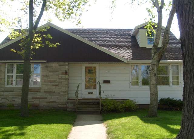 Property at 1709 Algoma Blvd, Oshkosh, WI 54901, 4 beds, 1 bath