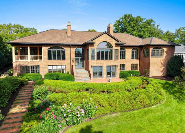 Property at 1815 Rainbow Ave, De Pere, WI 54115, 5 beds, 4.5 baths