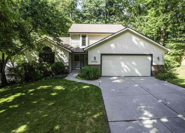 Property at 2737 Canyon Bluff Rd, Green Bay, WI 54302, 4 beds, 3.5 baths