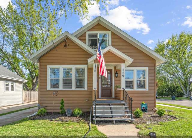Property at 129 W 19th Ave, Oshkosh, WI 54902, 3 beds, 2.5 baths
