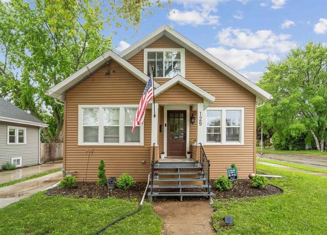 Property at 129 W 19th Ave, Oshkosh, WI 54902, 3 beds, 2.5 baths