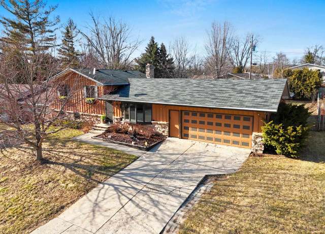 Property at 2112 Shamrock Ln, Green Bay, WI 54304, 4 beds, 2 baths
