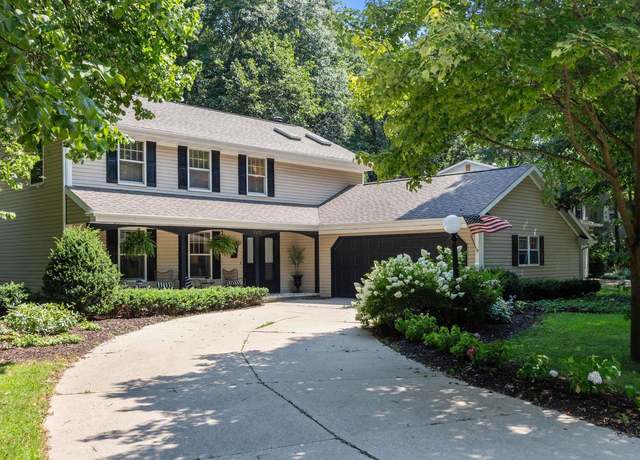 Property at 1570 Deerfield Dr, Oshkosh, WI 54904, 4 beds, 2.5 baths