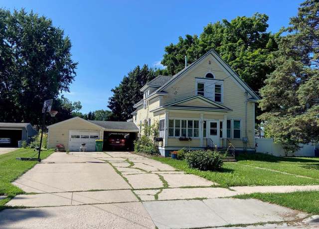 Property at 1592 Franz Ave, Green Bay, WI 54302, 4 beds, 2 baths