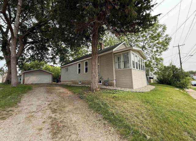 Property at 828 W 10th Ave, Oshkosh, WI 54902, 2 beds, 1 bath