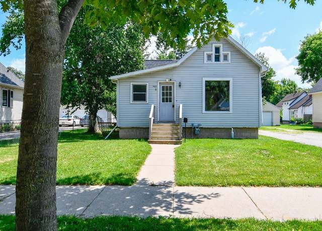 Property at 827 11th Ave, Green Bay, WI 54304, 3 beds, 1 bath