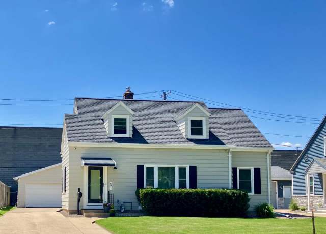 Property at 621 N Linwood Ave, Appleton, WI 54914, 3 beds, 2 baths