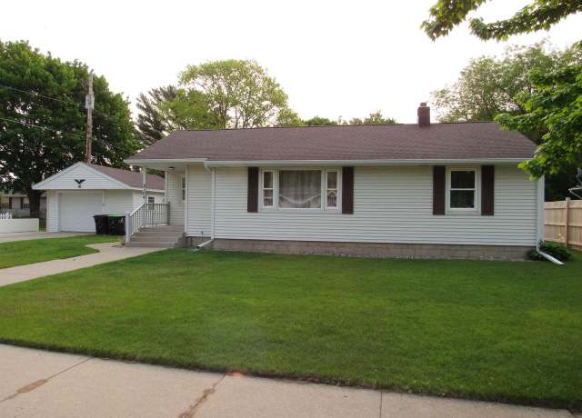 Property at 2104 15th St, Menominee, MI 49858, 3 beds, 1 bath
