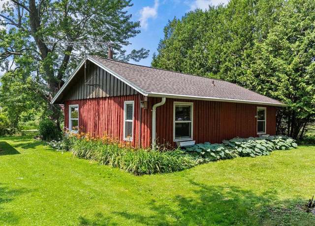 Property at 7829 Cutoff Ln, Larsen, WI 54947, 2 beds, 1 bath