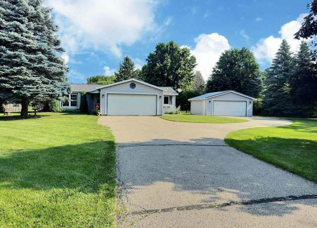 Property at W732 Oak Dr, Berlin, WI 54923, 3 beds, 2 baths