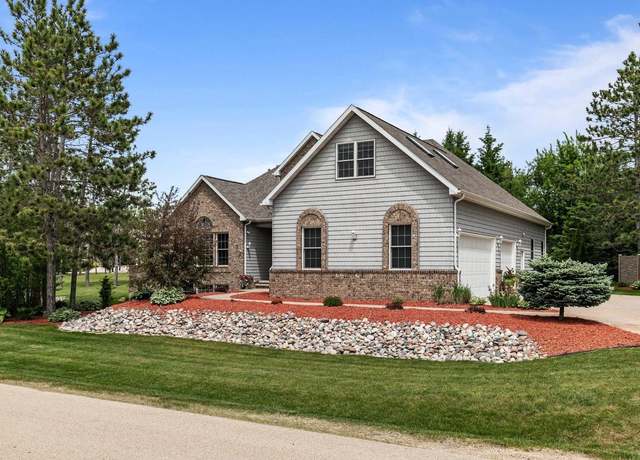 Property at 421 S Pine Grove Ln, Hortonville, WI 54944, 4 beds, 3.5 baths