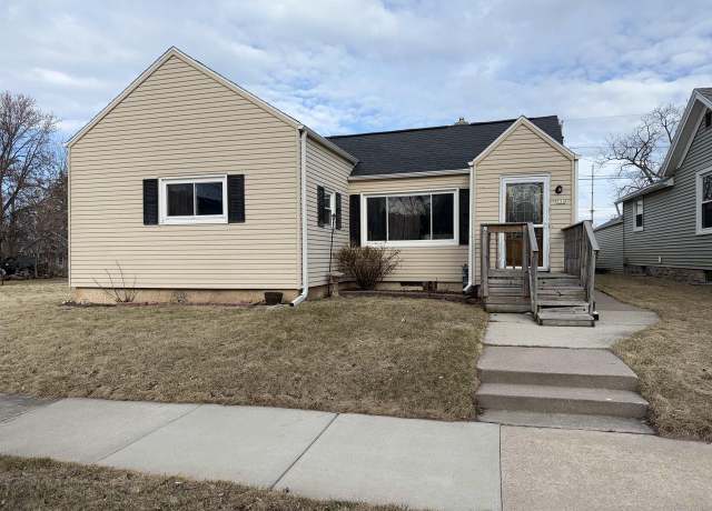 Property at 520 Pleasant St, Oshkosh, WI 54901, 3 beds, 1 bath