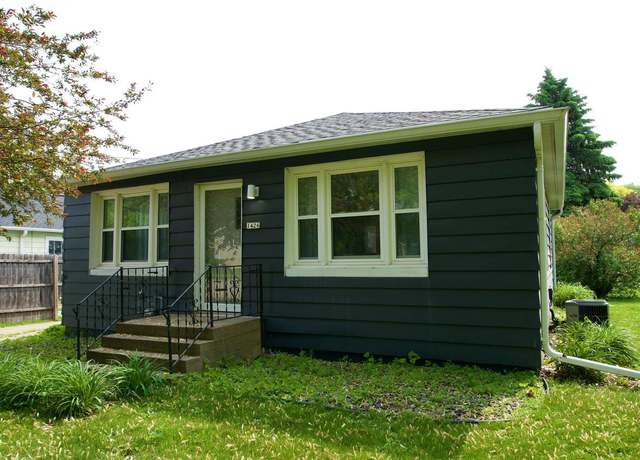 Property at 1426 Oak St, Oshkosh, WI 54901, 2 beds, 1 bath