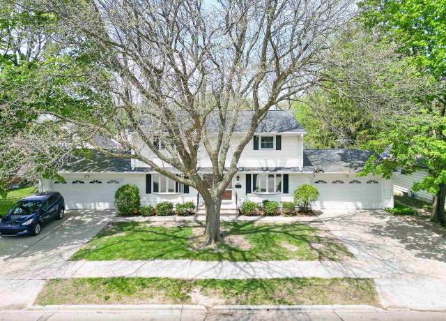 Property at 1812 12th Ave, Green Bay, WI 54304, 6 beds, 2.5 baths