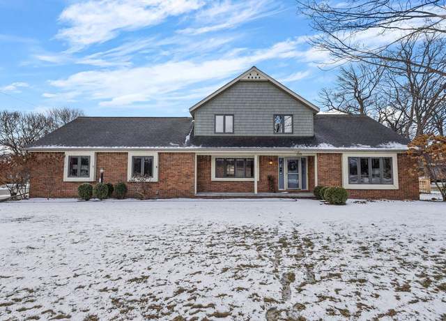 Property at 1319 Oak Crest Dr, Ashwaubenon, WI 54313, 4 beds, 3.5 baths