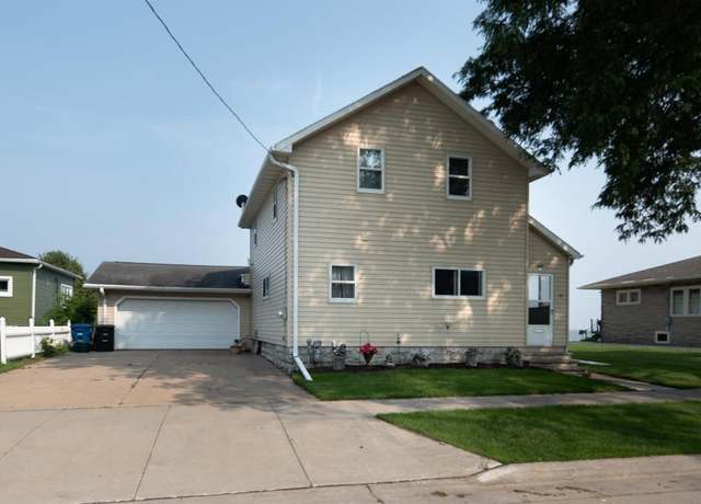 Property at 28 Lake St, Oshkosh, WI 54901, 4 beds, 2 baths
