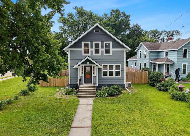 Property at 608 W Winneconne Ave, Neenah, WI 54946, 3 beds, 1.5 baths