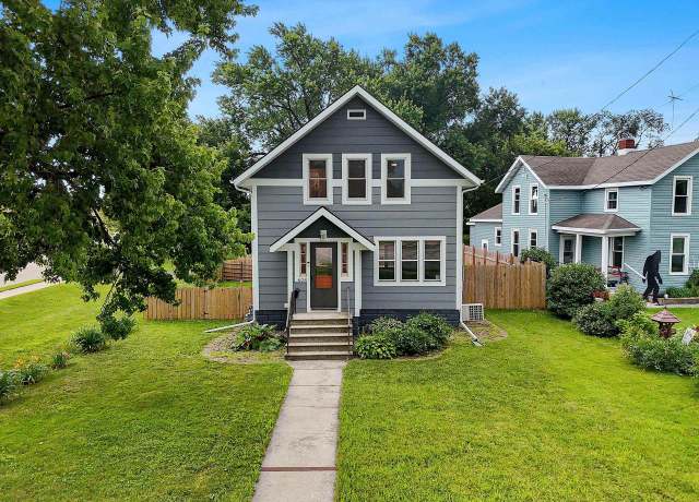 Property at 608 W Winneconne Ave, Neenah, WI 54956, 3 beds, 1.5 baths