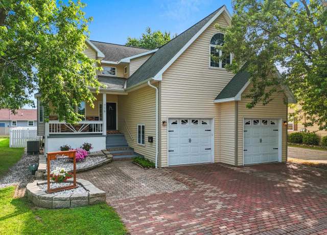 Property at 716 E Allouez Ave, Green Bay, WI 54301, 6 beds, 3.5 baths