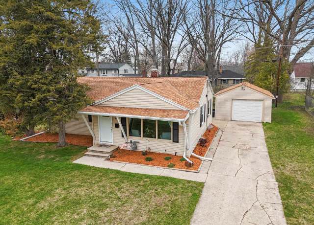 Property at 433 Memory Ct, Green Bay, WI 54301, 3 beds, 2 baths