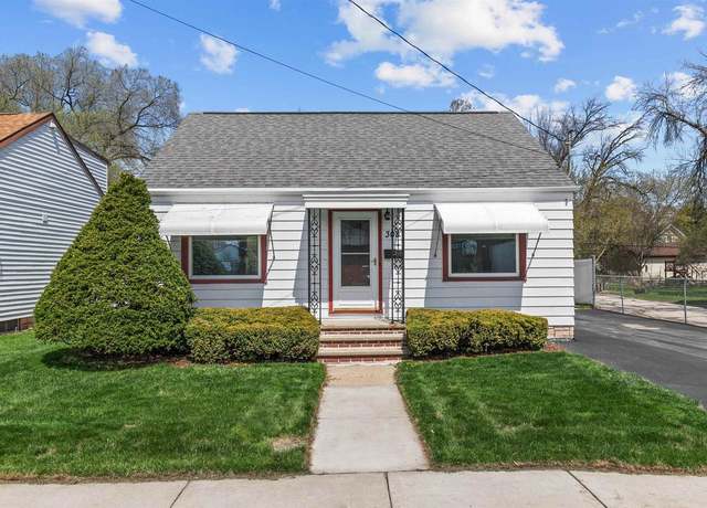 Property at 308 E Calumet St, Appleton, WI 54915, 3 beds, 1.5 baths