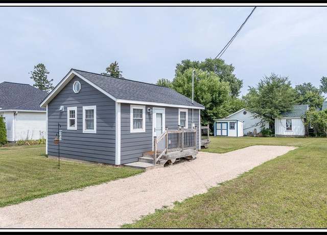 Property at 104 Lake St, Weyauwega, WI 54983, 1 bed, 1 bath