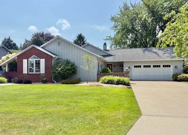 Property at 3135 Oakdale Ln, Appleton, WI 54914, 3 beds, 2.5 baths