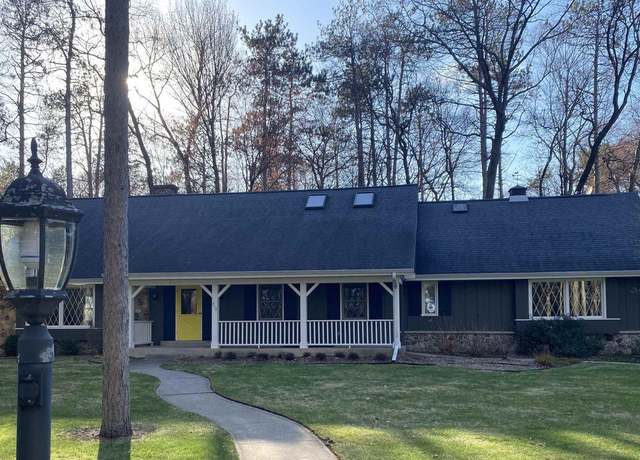 Property at 716 Sunset Dr, Marinette, WI 54143, 4 beds, 2.5 baths