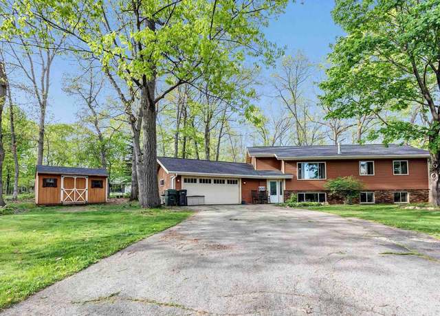 Property at 600 Honey Bear Ct, Waupaca, WI 54981, 3 beds, 2 baths