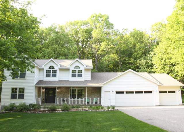 Property at E2200 Woodridge Dr, Waupaca, WI 54981, 4 beds, 3.5 baths