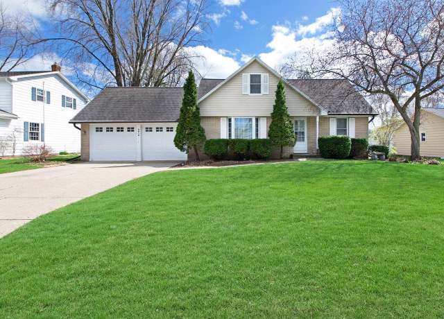 Property at 3018 Greenview Dr, Green Bay, WI 54311, 4 beds, 2 baths