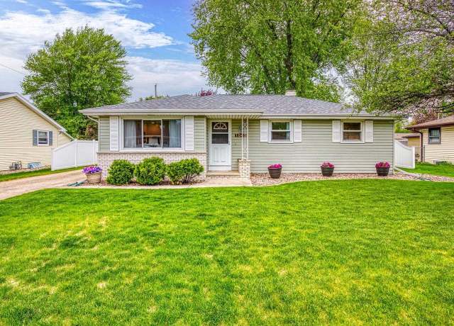 Property at 1041 Honeysuckle Ln, Neenah, WI 54956, 3 beds, 2 baths