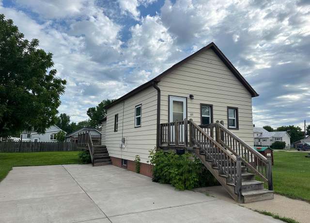 Property at 121 5th St, Oconto, WI 54153, 2 beds, 1 bath